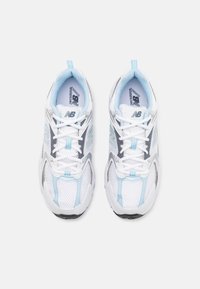 Weiße Sportschuhe aus Mesh- und Synthetikmaterialien, mit hellblauen Akzenten und einem grauen Designelement. Mit Schnürsenkeln und einer Zuglasche.