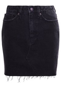 Svart denimkjol med fransad kant, femfickorsdesign och en svag diagonal sömdetalj framtill. Har knapp- och dragkedjestängning.