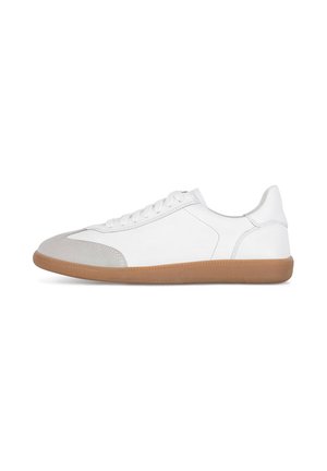 Zapatilla blanca de corte bajo con puntera beige y suela de goma color chicle, con cordones blancos y parte superior de cuero liso vista desde un lateral.