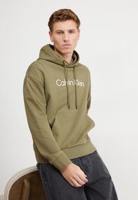 Calvin Klein - HERO LOGO COMFORT HOODIE - Sweatshirt - delta green Miniatyrbild 1