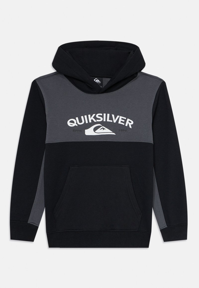 Sweatshirt Quiksilver preto e cinza escuro com bolso frontal tipo canguru, capuz e texto e gráfico em branco no peito.