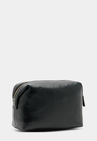 Borsa da toiletta nera in pelle con superficie testurizzata, forma rettangolare, zip dorata e linguetta laterale per un'apertura facile. Design compatto e robusto.