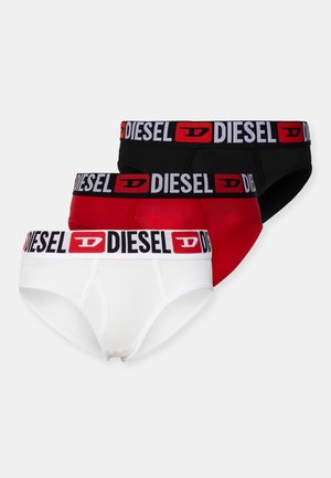 Três pares de boxers para homem Diesel nas cores branca, vermelha e preta, com cinturas elásticas largas apresentando texto repetido do logo. Material de algodão suave.