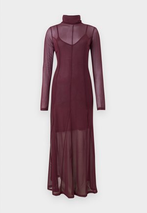 Rochie lungă din plasă bordeaux, cu guler înalt fals, mâneci lungi și un corp ajustat. Dispune de fante laterale și o textură fină, transparentă.