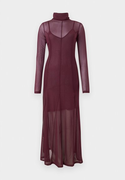 Lungo abito in rete color marsala con collo alto finto, maniche lunghe e corpino aderente. Presenta fessure laterali e una texture liscia e trasparente.