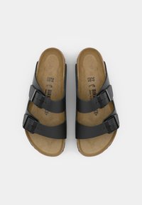 Sandali neri con due cinturini, suola in sughero e fibbie regolabili. Tomaia liscia e base testurizzata, con indicazioni della misura all'interno.