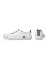 Weiße Leinenschuhe mit einer strukturierten Sohle, versehen mit braunen Lederakzenten an der Ferse und dem Logo sowie Metallösen für die Schnürsenkel.
