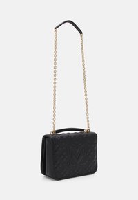 Svart quiltad läderhandväska med guld kedjesträng, rektangulär form, med ett präglat logo på framsidan och en strukturerad design.