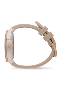 Okrągły smartwatch z beżowym plastikowym paskiem i złotymi akcentami. Koperta jest srebrna, z wyraźnym okrągłym tarczą i bocznym przyciskiem.