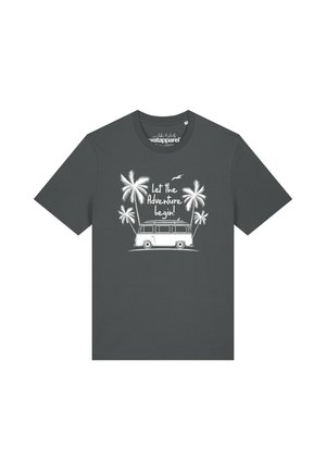 T-shirt gris foncé avec impression blanche de palmiers, un oiseau, un van aménagé et le texte "Let the Adventure begin!" au centre devant.