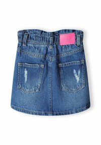 Jupe en denim avec un ourlet effiloché, deux poches arrière et une étiquette en tissu rose à la taille. Couleur bleue classique avec un léger effet usé.