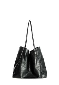 Bolso tote de cuero negro con una textura suave y arrugada, que cuenta con dos asas largas y un diseño de apertura superior. Minimalista y espacioso.