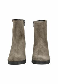 Botas de tobillo de ante gris con una textura suave, puntera redondeada y cremalleras laterales. Suelas de goma negras con un perfil bajo.