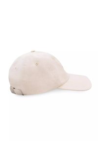 Beżowa bawełniana czapka baseballowa z lekko zakrzywionym daszkiem, regulowanym paskiem z tyłu oraz subtelnymi detalami przeszycia na koronie.