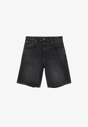 Fekete farmer rövidnadrág övbujtásokkal, elöl gombbal, cipzárral és két első zsebbel, fehér háttéren, laposan kifeszítve bemutatva.