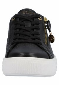 Baskets en cuir noir avec un dessus texturé, des accents en métal doré, une semelle en caoutchouc blanche et des détails à lacets. Zipper latéral pour un enfilage facile.