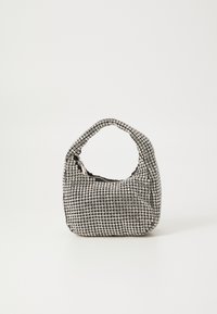 Borsa nera a forma arrotondata, ricoperta da piccoli strass argento, con manico corto e chiusura a zip nella parte superiore.