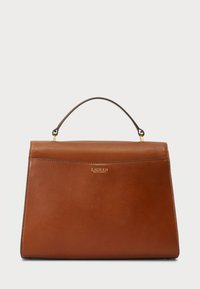 Brun läderhandväska med en strukturerad design, rund handtag och guldfärgad detalj. Har en logotyp präglad på framsidan och en slät yta.