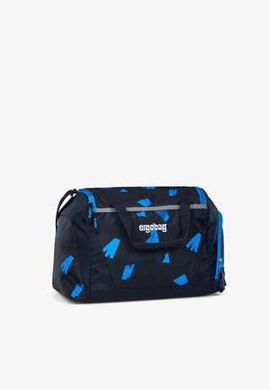 La borsa da viaggio presenta un tessuto blu scuro con motivi geometrici blu chiaro. È dotata di doppi manici, una chiusura con zip e accenti riflettenti.