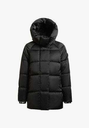 Geacă de puf neagră cu guler înalt, design matlasat și buzunare laterale. Are o textură netedă, lucioasă și o croială lejeră.