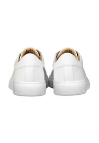 Sneaker in pelle bianca con finitura liscia, dotate di tallone rotondo, collo imbottito e soletta in gomma bianca testurizzata.