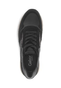 Zwarte sneaker met een bovenwerk van glad leer en textiel, ronde neus, vetersluiting, grijze zool en subtiele branding op de binnenzool.