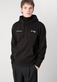 Calvin Klein Jeans 1978 HOODIE - Jersey con capucha - black