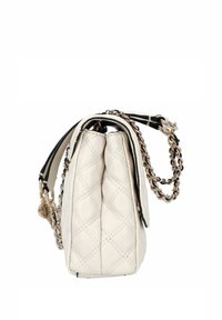 Witte leren handtas met doorgestikt patroon en een zilverkleurige kettingband, met een gestructureerde vorm en een zwart accent aan het handvat.