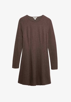 Bruine jurk met lange mouwen gemaakt van zacht gebreid materiaal, voorzien van een ronde halslijn en een uitlopende onderkant met verticale naden voor een extra ontwerpelement.