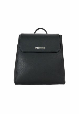 Sac à dos en cuir texturé noir Valentino avec poignée supérieure et fermeture à rabat affichant le logo Valentino en lettres argentées.