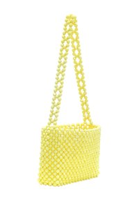 Borsa gialla realizzata con perline sferiche, dalla forma rettangolare e con una tracolla di perline. La superficie ha una consistenza liscia e un colore uniforme.