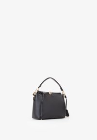 Bolso de mano de cuero negro con un acabado texturizado, forma redondeada, asa superior, detalles de hardware dorado y cierre con broche en la parte frontal.