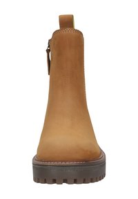 Botas de tobillo de ante marrón con punta redonda, acabado texturizado y suela de goma con relieve. Presentan un cierre lateral con cremallera y una lengüeta para facilitar su uso.