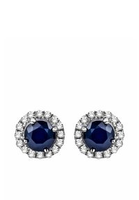 Marinblå ädelstensörhängen i klämfäste omgivna av en halo av små klara diamanter. Metallinställningarna är detaljerade med polerade accenter.