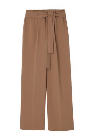 Pantalon marron à jambes larges avec une taille ceinturée, présentant une texture lisse et une coupe décontractée. Fabriqué en tissu léger.