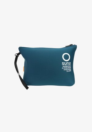 Pochette rettangolare blu con zip, cinturino nero da polso, logo circolare bianco e testo che recita "SUNS L'ispirazione è evoluzione, l'evoluzione è amore."