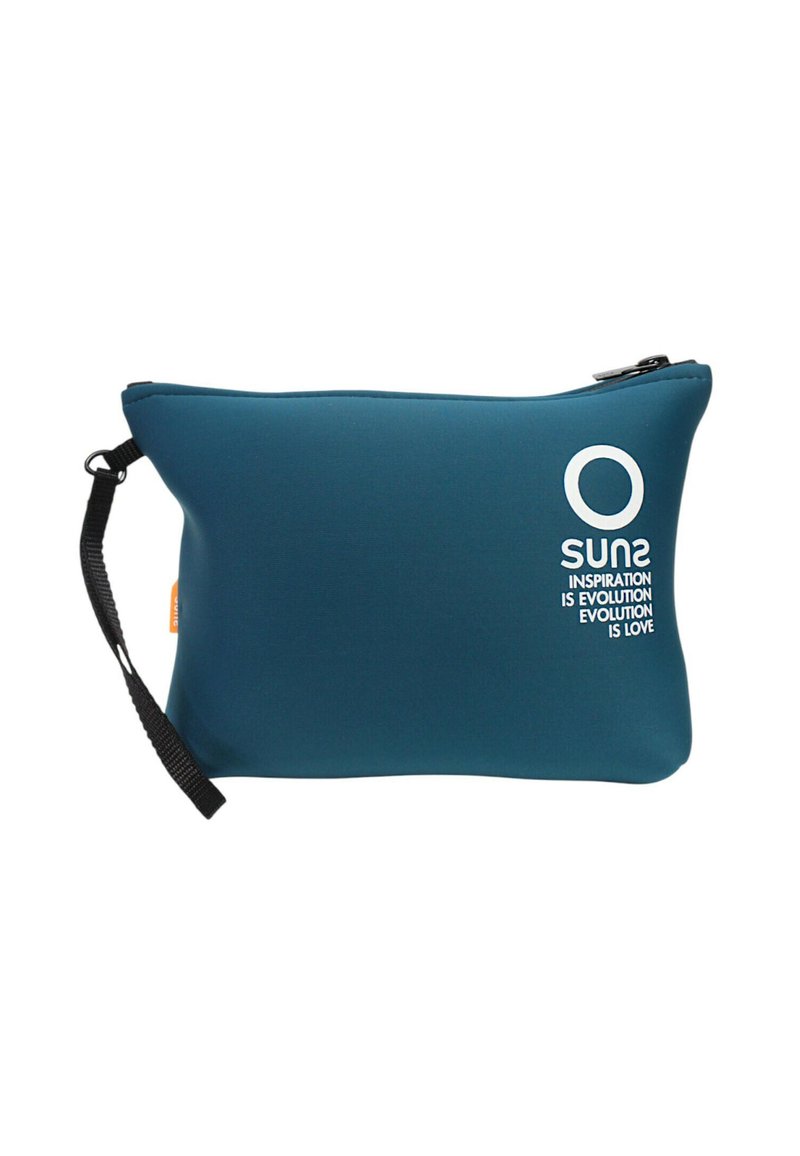 Pochette rettangolare blu con zip, cinturino nero da polso, logo circolare bianco e testo che recita "SUNS L'ispirazione è evoluzione, l'evoluzione è amore."