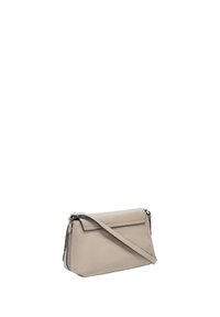 Borsa a tracolla in pelle beige con chiusura a linguetta, manico a spalla e design rettangolare elegante. Texture liscia e dettagli di cucitura minimali.