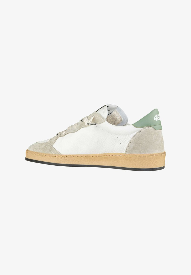 Witte leren sneakers met grijze suède accenten, een gestructureerde gumzool en een groene hak. Voorzien van platte veters en minimale perforaties.
