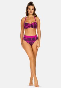 Fioletowy i różowy zestaw bikini z wzorzystym biustonoszem na regulowanych ramiączkach oraz wysokim stanem; gładka faktura z delikatnym połyskiem.