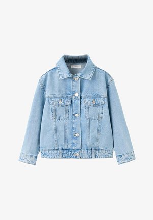 Veste en jean bleu clair avec boutons argentés, deux poches poitrine avant à rabats, col classique et manches longues.