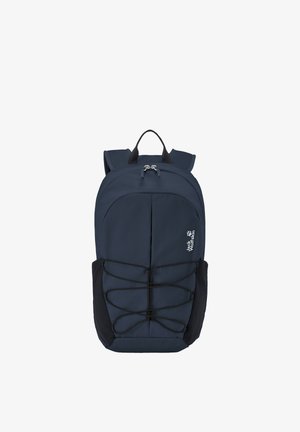 Donkerblauwe rugzak met zwarte zijzakken, elastisch koord aan de voorkant, bovenste handvat en Jack Wolfskin-logo op het voorvak.
