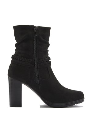 Zwarte enkellaars van suede met een geraffineerde bovenkant, een ritssluiting aan de zijkant en gevlochten details. Heeft een stevige, gestructureerde hak en een ronde neus.