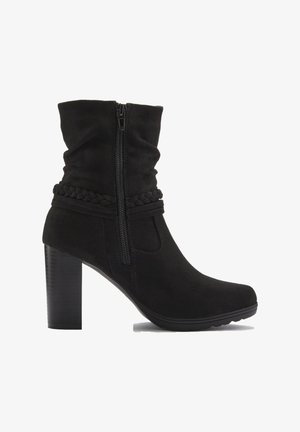 Botín negro de ante con parte superior arrugada, cremallera lateral y detalles trenzados. Presenta un tacón grueso y texturizado y una puntera redonda.