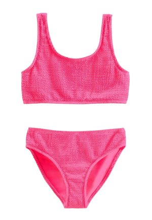 Ružičasti bikini set s teksturiranim materijalom. Gornji dio ima okrugli izrez i debele naramenice, dok su donji dio srednje pokrivenosti s odgovarajućom teksturom.