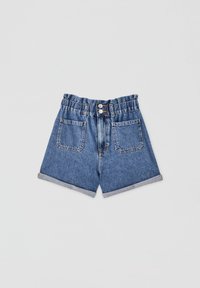 Shorts de denim azul con cintura elástica tipo paperbag, doble botón en el frente, grandes bolsillos frontales y puños enrollados sobre un fondo blanco.