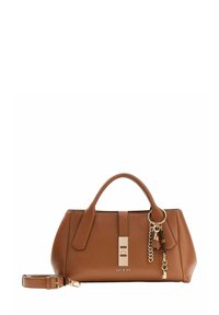 Sac à main en cuir marron avec double poignée, garnitures dorées, bandoulière et breloques décoratives. Présente une forme structurée avec une finition texturée.