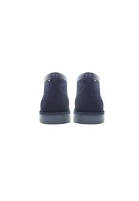 Botas de tobillo de ante azul marino con detalles en cuero suave, con puntas redondeadas y suelas de goma. Diseño minimalista con detalles de costura.