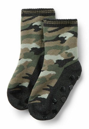Calze con motivo camouflage in verde, marrone e nero, con una suola nera texturizzata dotata di tasselli in gomma rotondi per una migliore aderenza.
