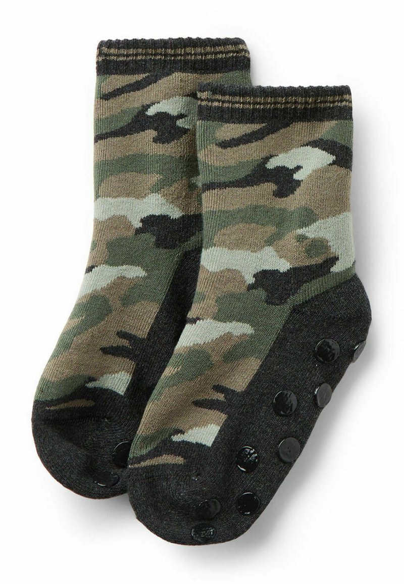 Calcetines con patrón de camuflaje en verde, marrón y negro, con una suela negra texturizada que presenta empuñaduras de goma redondas para mayor tracción.